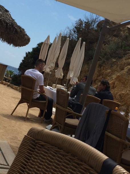 Jeremy Menez e Filippo Inzaghi (a destra) al tavolo del ristorante Els Torrent a Ibiza: il Milan ha acquistato il trequartista francese a parametro zero. Il suo contratto con il Psg scade il 30 giugno. Marte.com